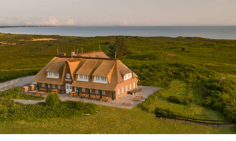 Landhaus Morsum Kliff Thatched hotel in a green landscape with sea view, terrace and flags, Landhaus Severin*s Morsum Kliff, Sylt.