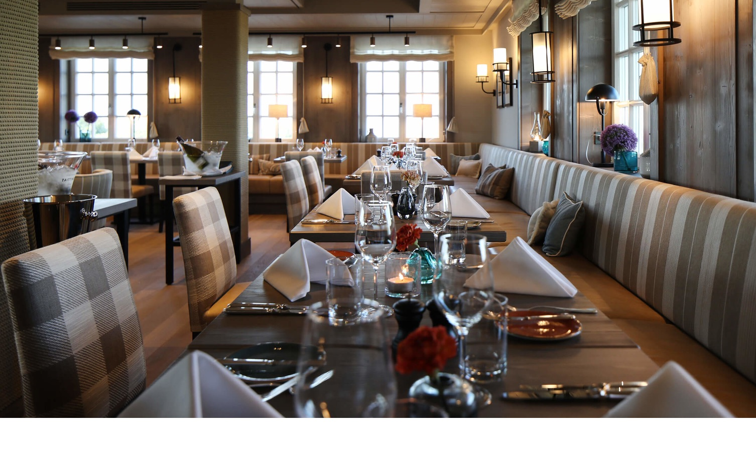 Restaurant Landhaus Severin*s Morsum Kliff Elegant restaurant with laid tables, cozy benches and warm light in the Hotel Landhaus Severin*s Morsum Kliff.