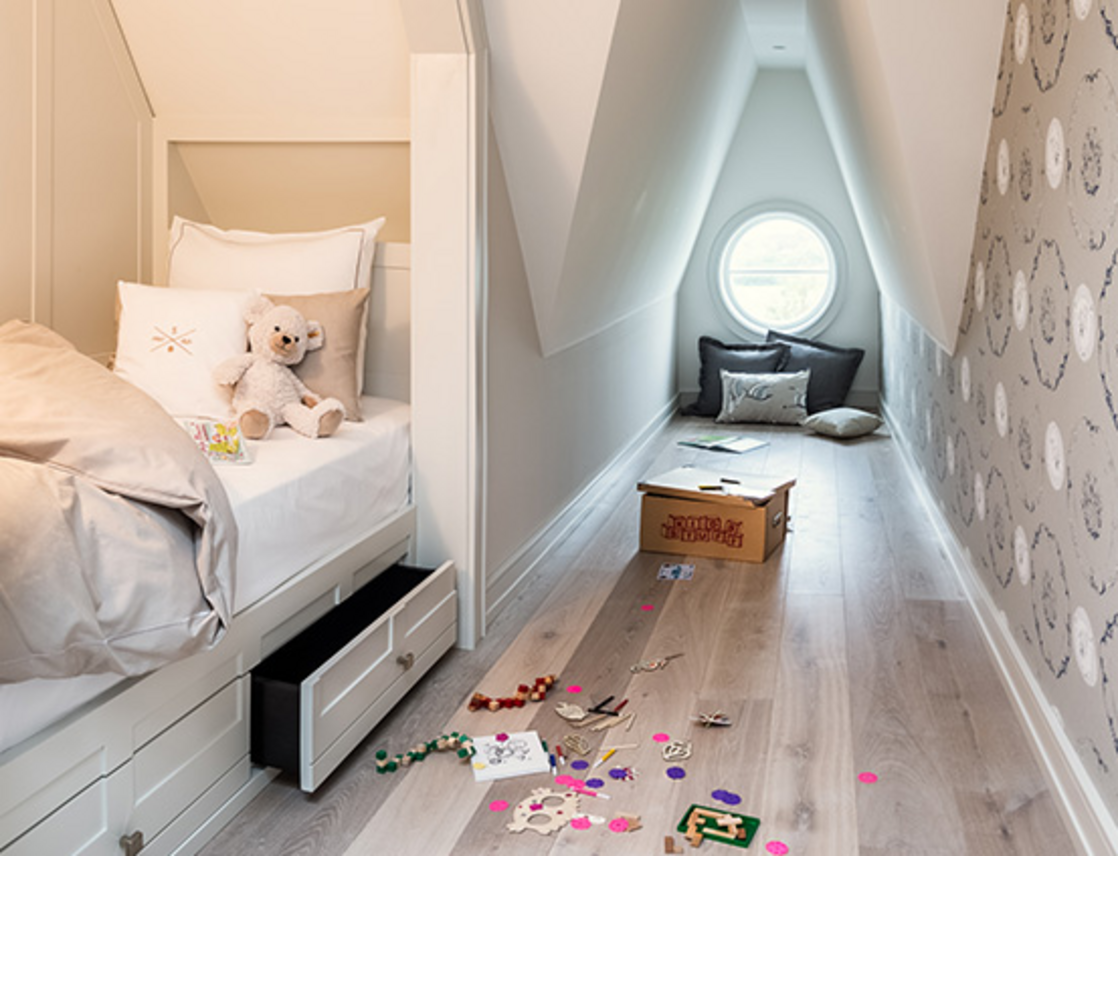 Gemütliches Kinderzimmer im Severin*s Resort & Spa mit Spielzeug, Kuscheltier und rundem Fenster.