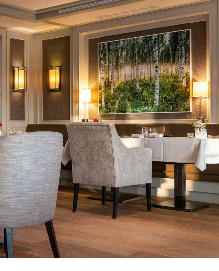 Elegantes Restaurant im Severin*s Resort & Spa auf Sylt, mit stilvoll gedeckten Tischen und gemütlichen Sitzgelegenheiten.