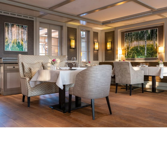 Elegant restaurant at Severin*s Resort & Spa on Sylt, with stylishly laid tables and cozy seating.