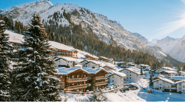 ski hotel in alpen im winter