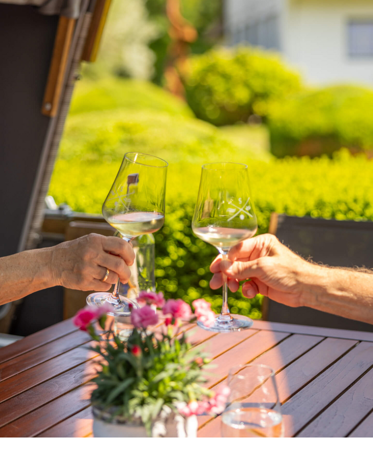 Anstoßen mit Weingläsern bei besten Wetter im Restaurant Hoog