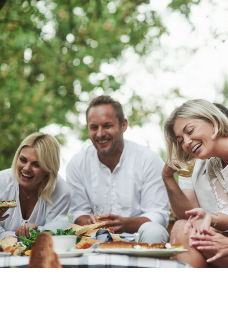 Severin*s Resort and Spa lachende Personen beim White Fashion BBQ Abend