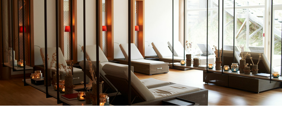 Elegant relaxation room with loungers, soft lighting and candles at Severin*s Resort & Spa on Sylt.