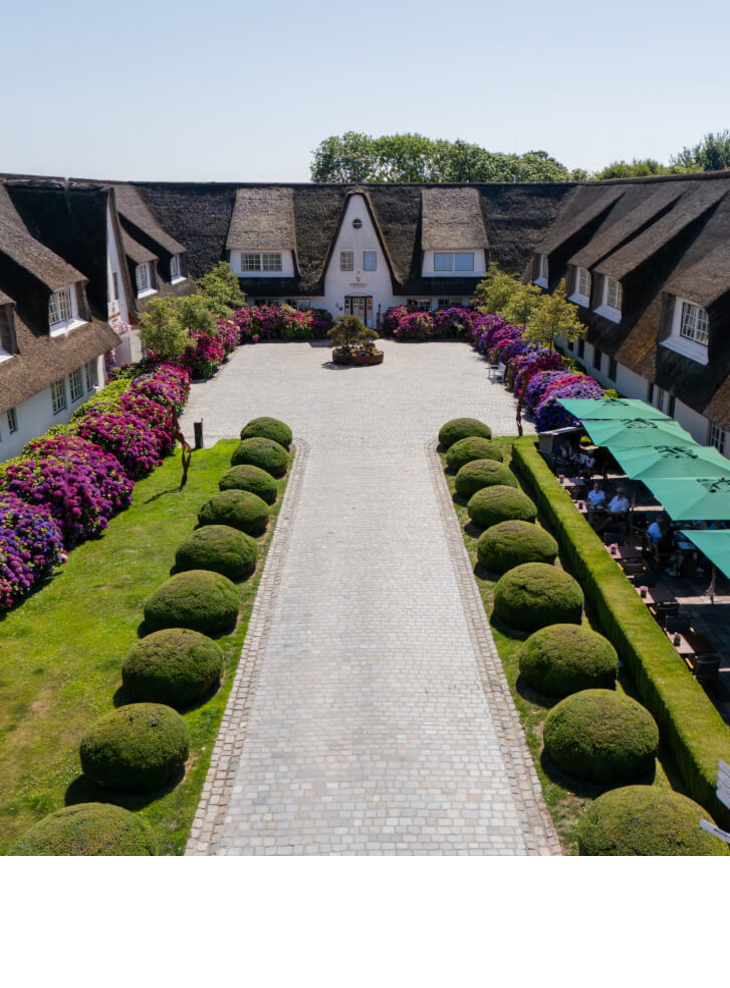 Einfahrt des Severin*s Resort and Spa Sylt bei Sonnenschein