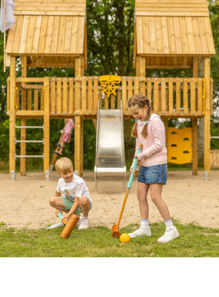 Zwei Kinder spielen auf dem Spielplatz vom Severin*s Resort & Spa Sylt