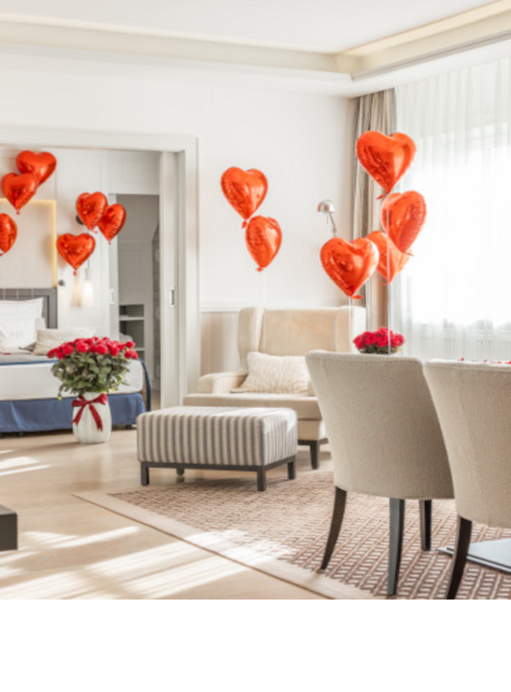 Ein Zimmer im Severin*s Resort and Spa Sylt dekoriert zum Valentinstag