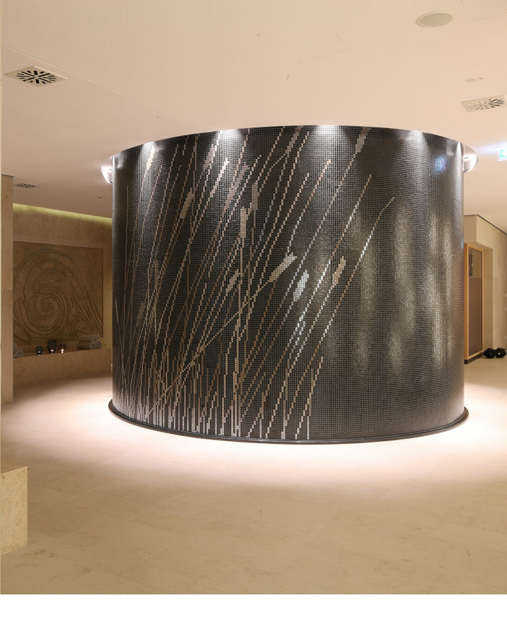 Runder, kunstvoll gefliester Wellnessbereich im Severin*s Resort & Spa auf Sylt, mit eleganter Beleuchtung.