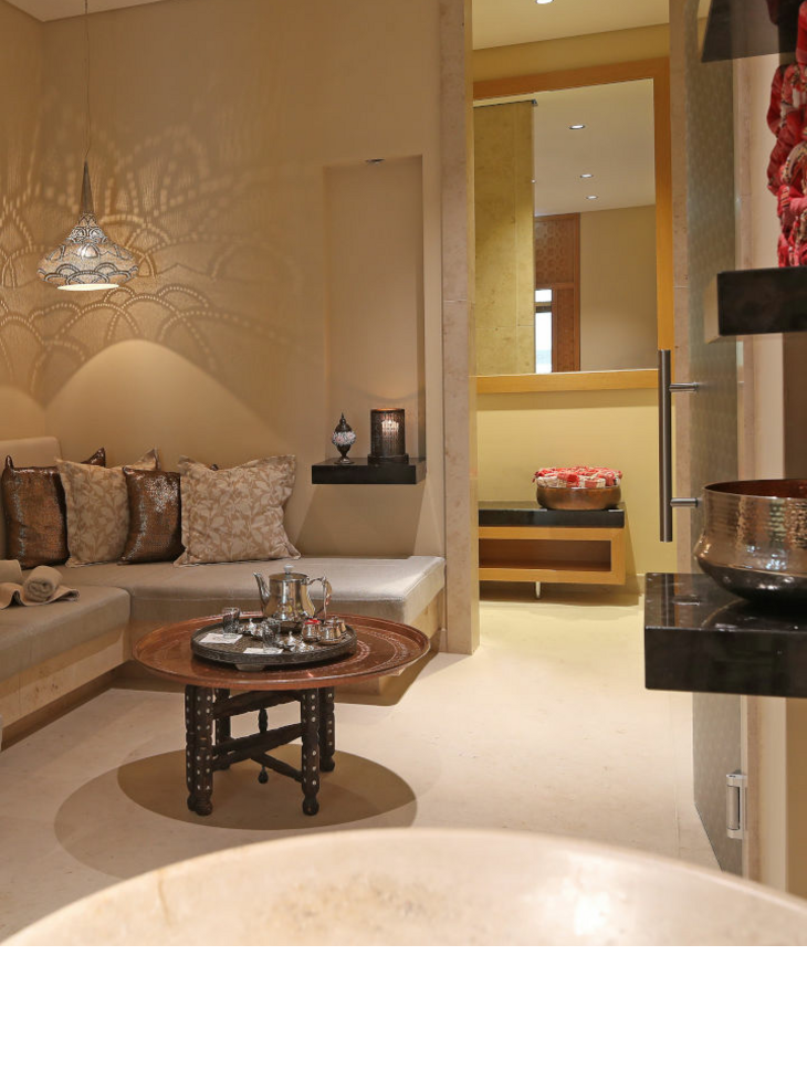 Gemütliche Lounge mit eleganter Beleuchtung, stilvollen Kissen und orientalischem Teetisch im Severin*s Resort & Spa.