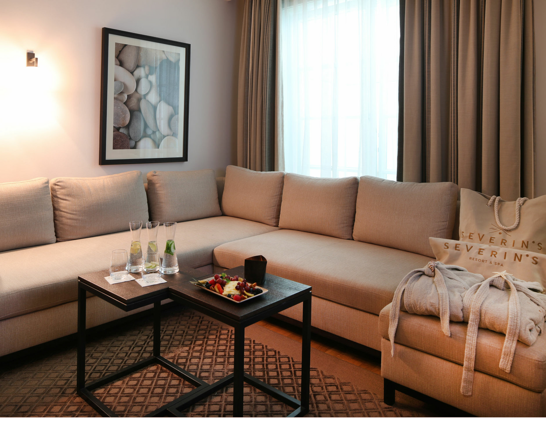 Ein Sofa im Spa Bereich welches zum Niederlassen einlädt.