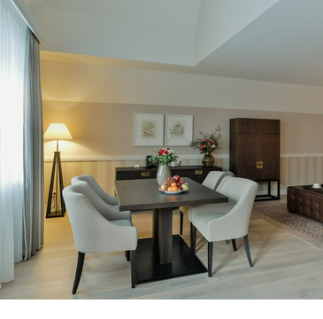 Maisonette Family Master Suite Wohnbereich mit Tisch & Couch Hotel Sylt