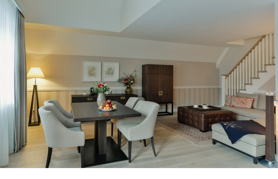 Maisonette Family Master Suite Wohnbereich mit Tisch & Couch Hotel Sylt