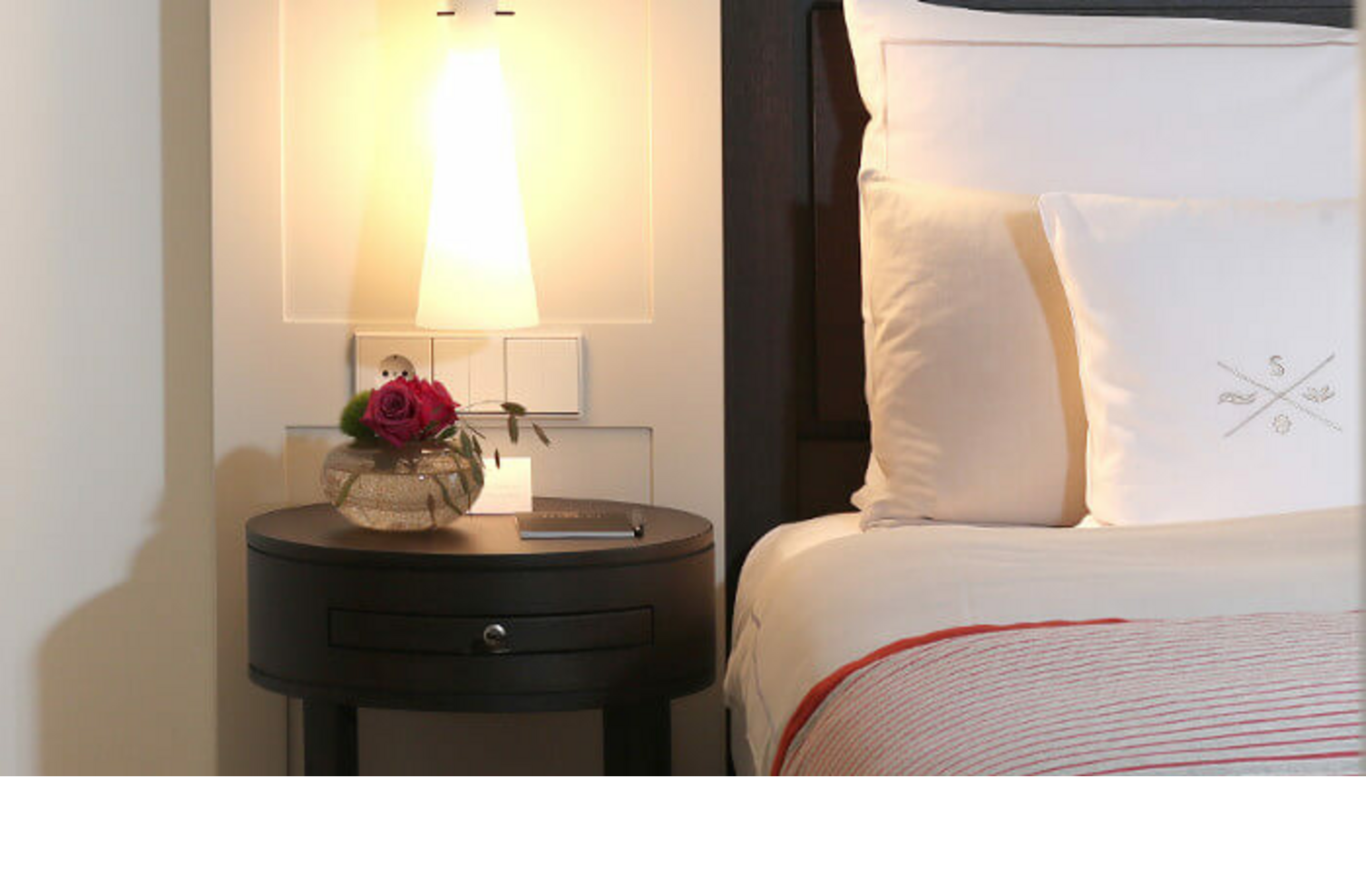 Severin*s Resort & Spa bedroom with bedside table hotel Keitum
