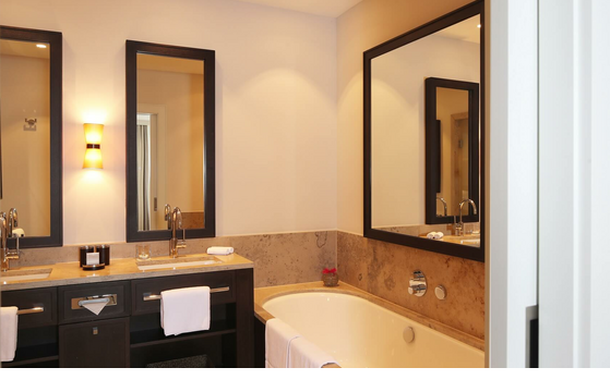 Badezimmer im Superior Plus Doppelzimmer im Severin*s Resort & Spa auf Sylt