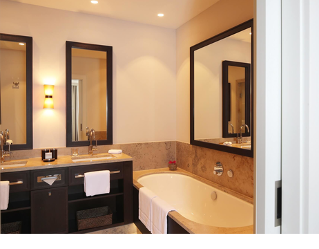 Badezimmer im Superior Plus Doppelzimmer im Severin*s Resort & Spa auf Sylt