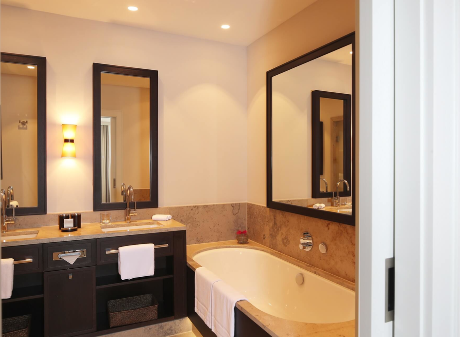 Badezimmer in der Maisonette Senior Suite im Severin*s Resort & Spa auf Sylt