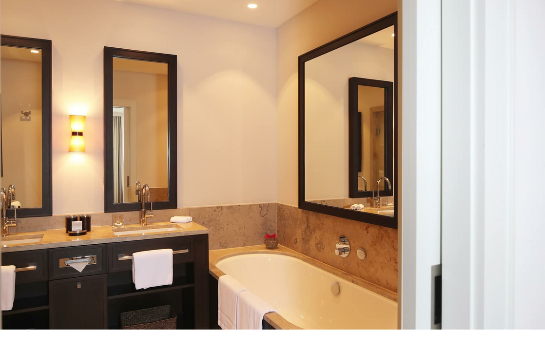 Badezimmer in der Maisonette Senior Suite im Severin*s Resort & Spa auf Sylt