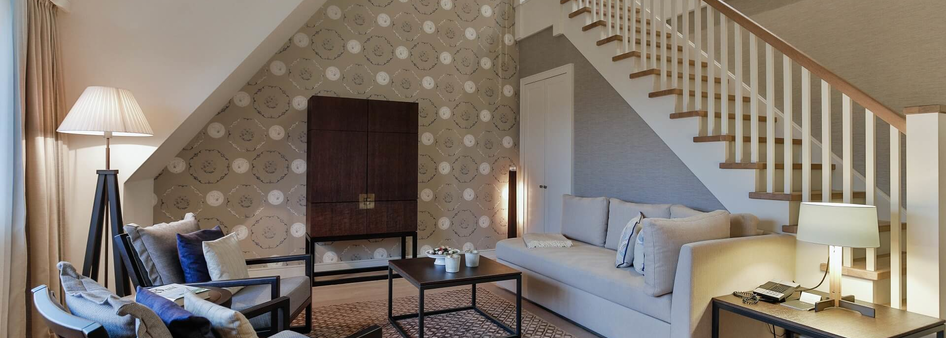 Maisonette Family Severin*s Suite Wohnbereich mit Fernseher & Couch Hotel Sylt