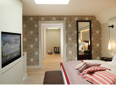 Bedroom of ​​the Maisonette Family Senior Suite at the Severin*s Resort & Spa on Sylt