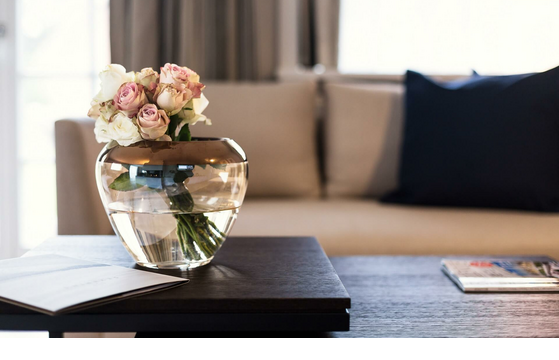 Hausteil Severin*s flower vase with flowers Luxus hotel Sylt