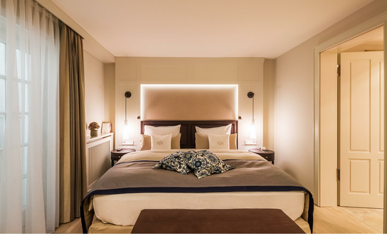 Luxuriöses Hotelzimmer mit Doppelbett, stilvoller Beleuchtung und eleganter Einrichtung im Severin*s Resort & Spa auf Sylt.