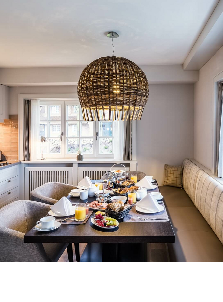 Küche mit Esstisch Gemütliche Küche im Severin*s Hotel mit gedecktem Frühstückstisch und Blick aus großen Fenstern.