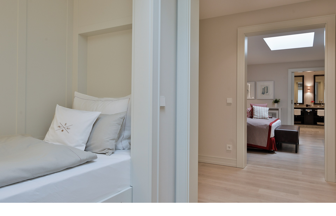 Maisonette Family Senior Suite Blick in verschiedene Schlafzimmer Hotel Sylt