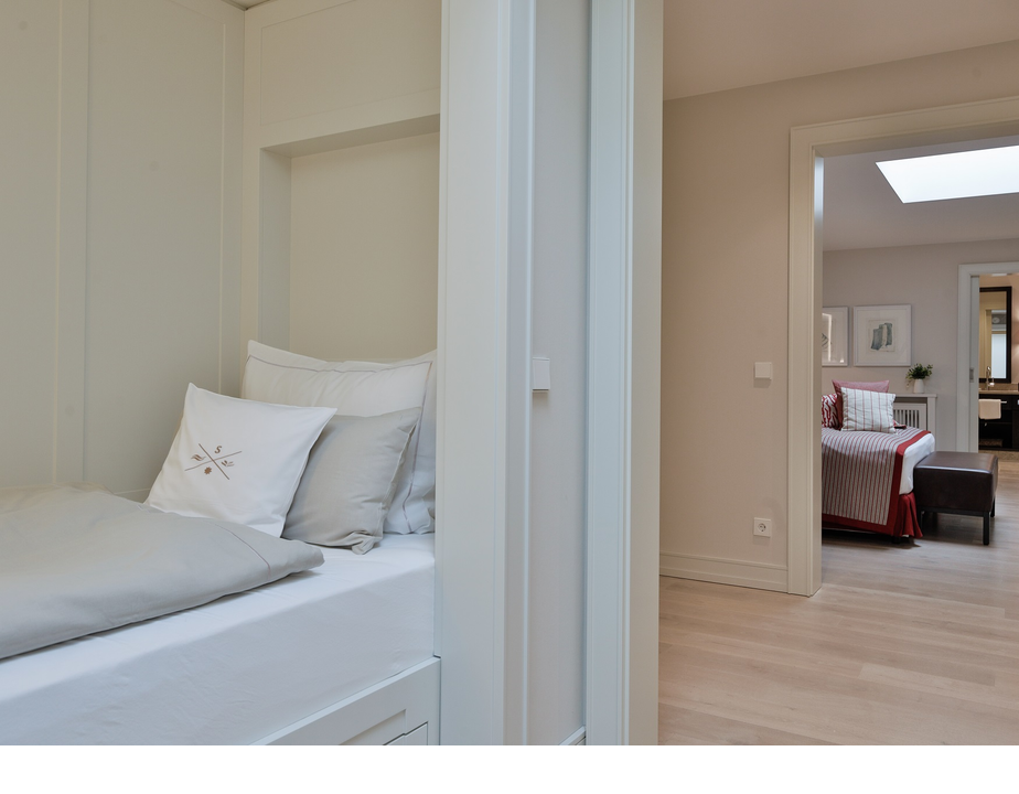 Maisonette Family Senior Suite Blick in verschiedene Schlafzimmer Hotel Sylt