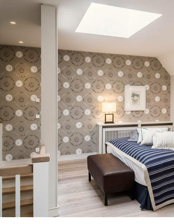 Elegantes Hotelzimmer mit Doppelbett, stilvoller Tapete, Nachttischlampen und gemütlicher Beleuchtung im Severin*s Resort & Spa.