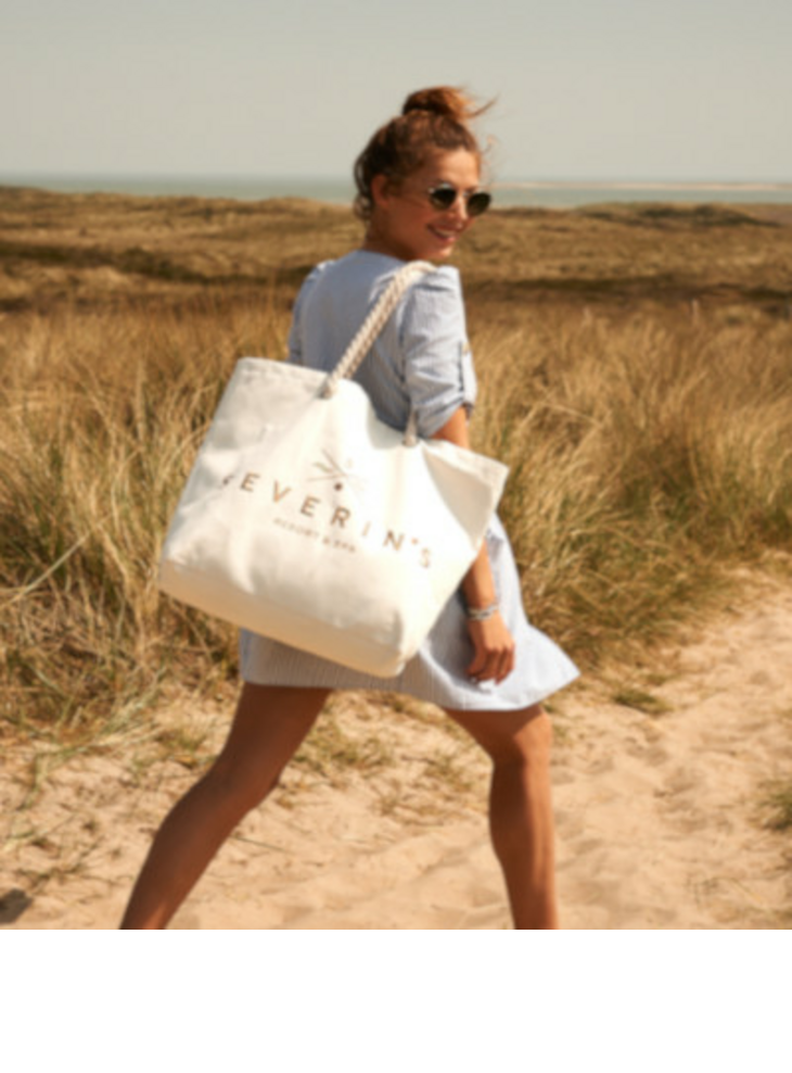 Frau spaziert in den Dünen auf Sylt | Teaser Angebote im Severin*s Resort & Spa auf Sylt