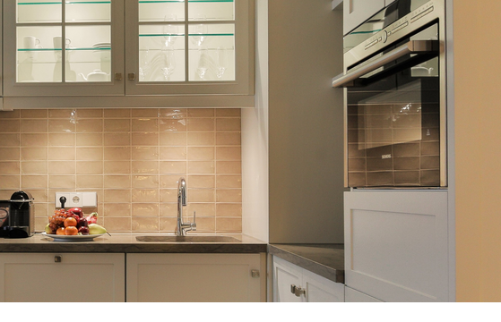 Modern kitchenette with sink, fruit plate, coffee machine and built-in oven at Severin*s Resort & Spa on Sylt.