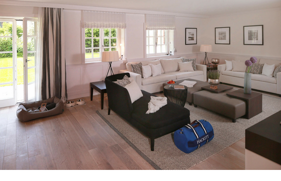 Bright living room at Severin*s Resort & Spa with elegant sofas, coffee tables and a view of the garden.