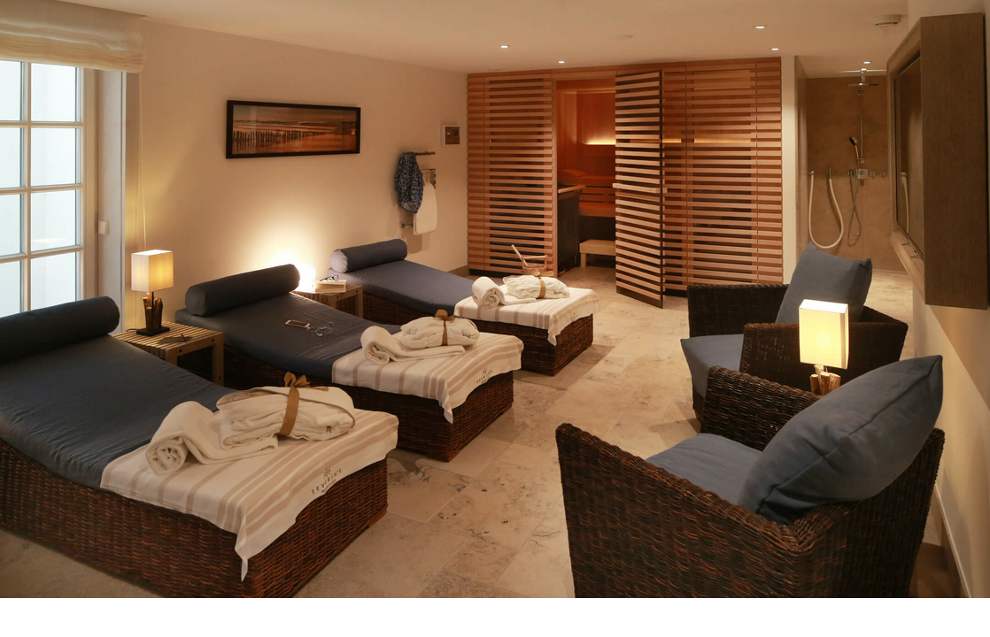 Gemütlicher Entspannungsraum im Severin*s Resort & Spa mit Liegen, Sesseln und sanfter Beleuchtung.