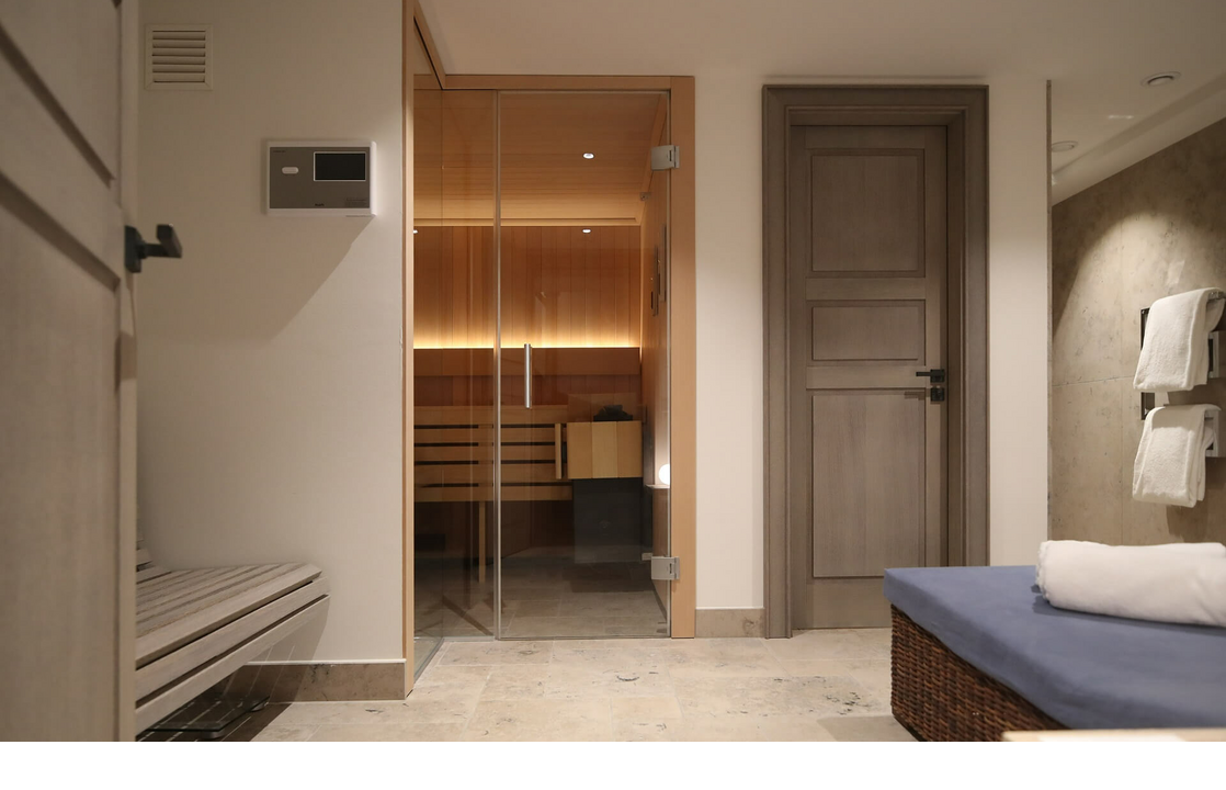 Luxuriöse Sauna im Severin*s Resort & Spa auf Sylt mit Holzinterieur und eleganter Entspannungsbereich.