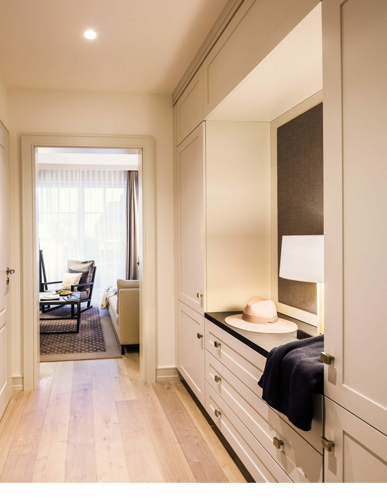 Modernes helles Ankleidezimmer im Deluxe Doppelzimmer