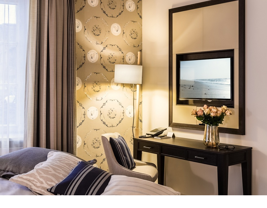 Schlafzimmer im Deluxe Doppelzimmer des Hotel Severin*s Resort und Spa auf Sylt