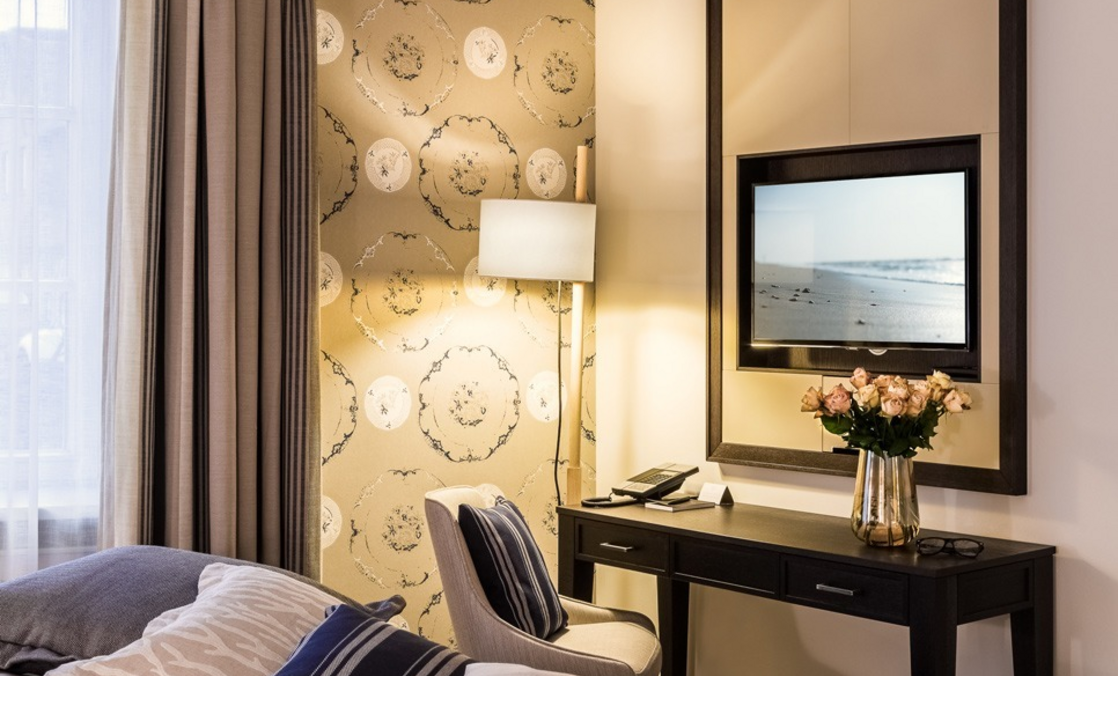 Schlafzimmer im Deluxe Doppelzimmer des Hotel Severin*s Resort und Spa auf Sylt