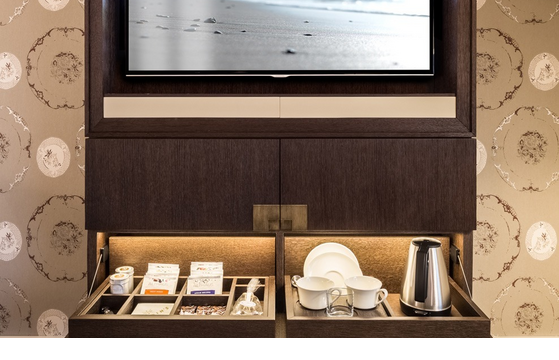 Bar and television in the Deluxe Double Room in the Hotel Severin*s Resort & Spa on Sylt