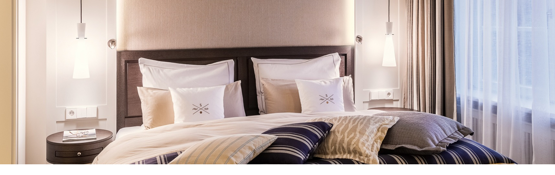 Gemütliches Schlafzimmer im Deluxe Doppelzimmer des Hotel Severin*s auf Sylt