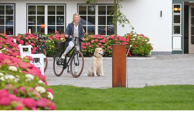 Gast nach Ausflug zum Sylter Strand mit Hund vor Hundedusche des Hotel Severin*s