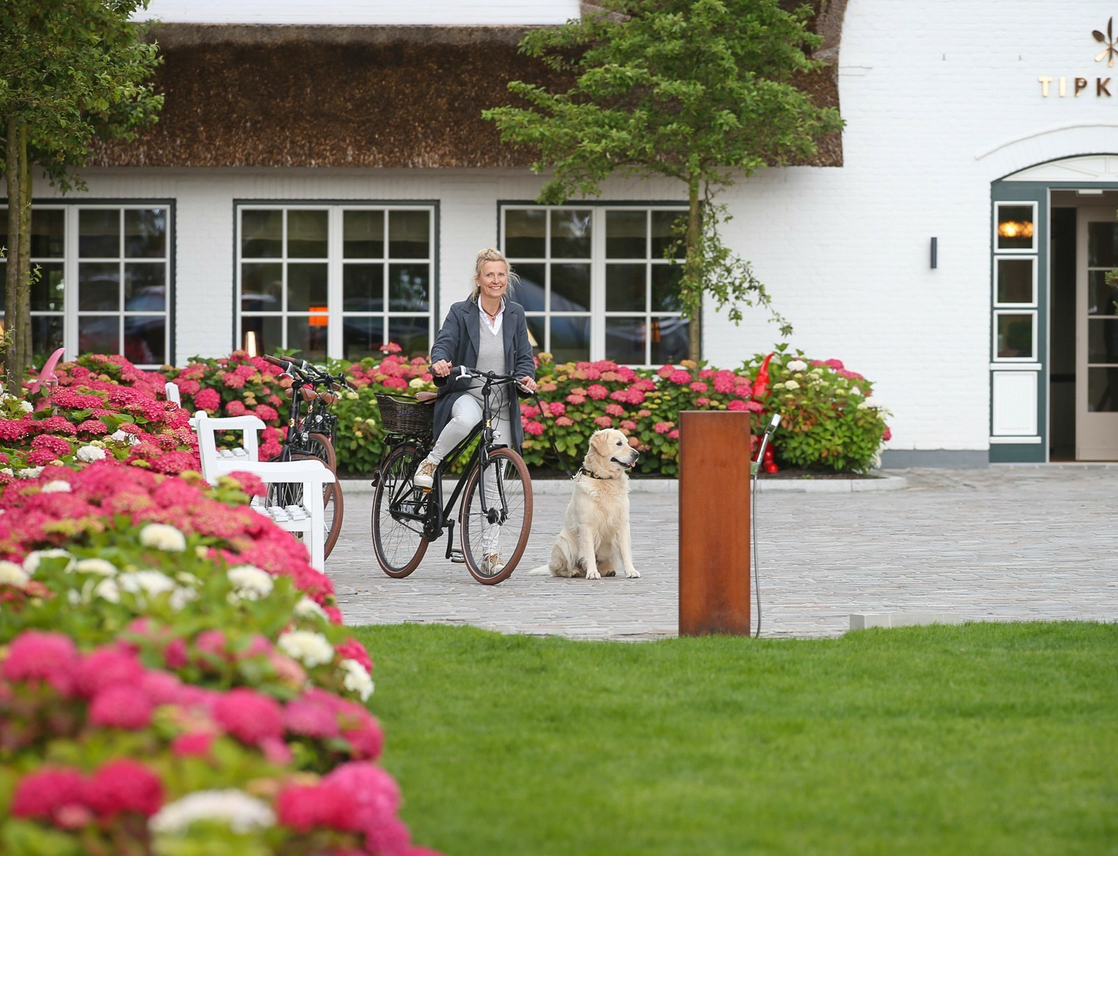 Guest after a trip to the Sylt beach with dog in front of dog shower of the Hotel Severin * s