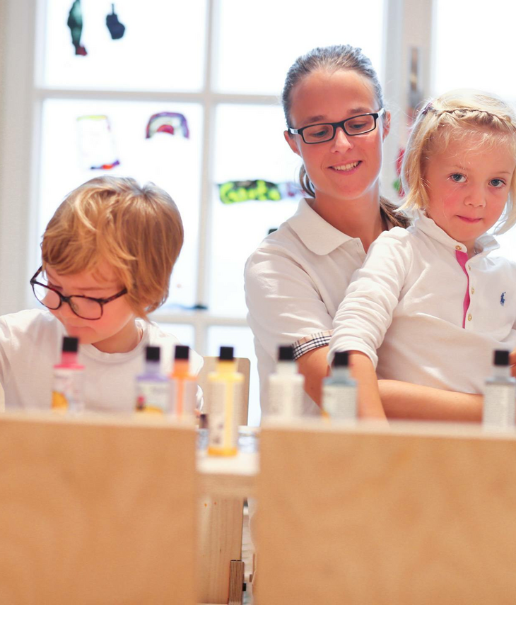 Betreuerin im Kids Club des Hotels Severin*s Sylt mit zwei spielenden Kindern