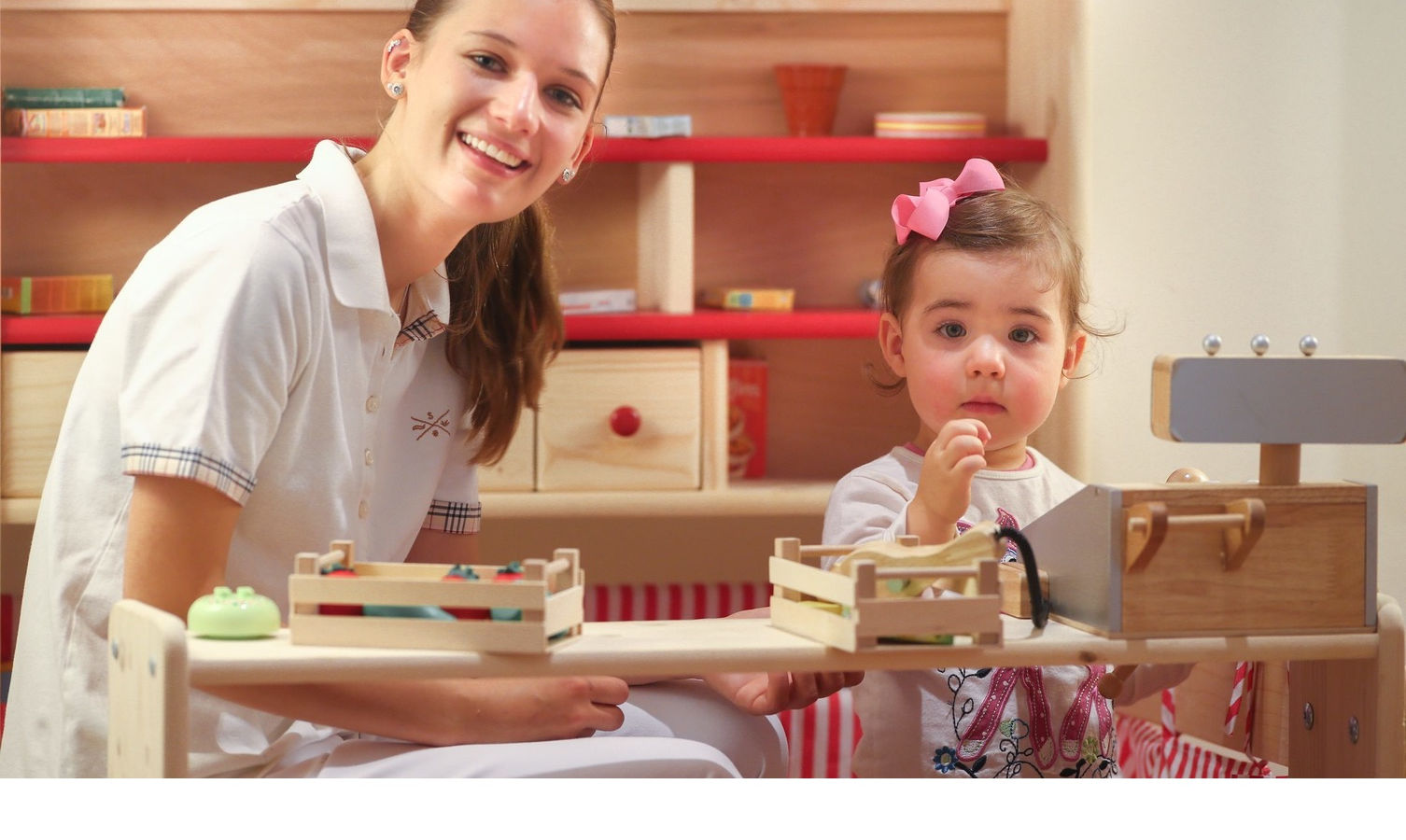 Betreuerin mit spielendem Kind im Kids Club des Hotel Severin*s Resort und Spa auf Sylt Mitarbeiterin spielt mit kleinem Kind im Kinderbereich des Severin*s Resort & Spa auf Sylt.