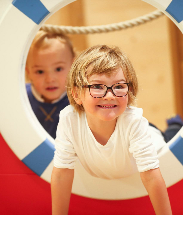 Spielende Kinder im Kids Club des Hotel Severin*s Resort und Spa auf Sylt Zwei Kinder spielen fröhlich im maritimen Indoor-Spielbereich des Severin*s Resort & Spa auf Sylt.