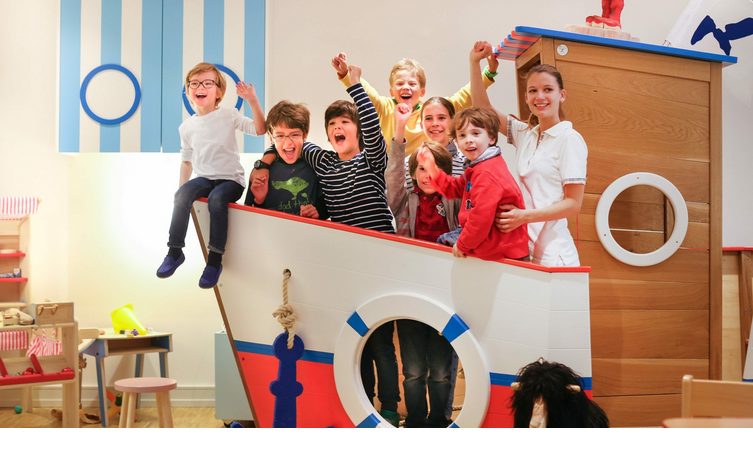 Spielende Kinder im Kids Club des Hotel Severin*s Resort und Spa auf Sylt Kinder spielen fröhlich auf einem maritimen Indoor-Spielplatz im Severin*s Resort & Spa auf Sylt.