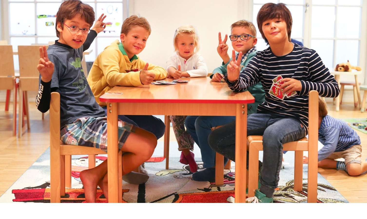 Glückliche Kinder an einem Tisch im Kids Club des Hotel Severin*s Resort und Spa auf Sylt