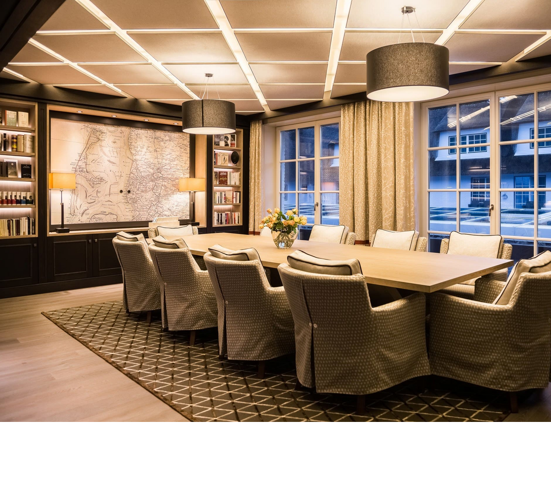 Konferenztisch im Kaminzimmer des Hotel Severin*s Resort und Spa auf Sylt Conference table in the fireplace room of the Hotel Severin*s Resort and Spa on Sylt