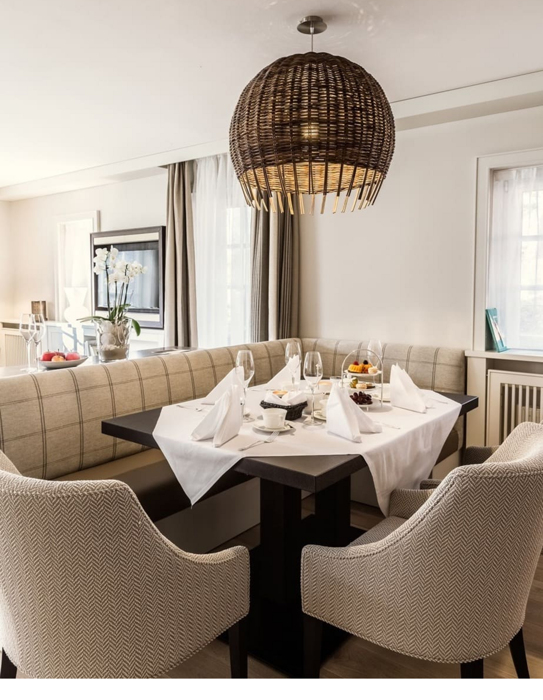 Elegantes Esszimmer mit gedecktem Tisch, stilvoller Beleuchtung und gemütlichen Sitzgelegenheiten im Severin*s Resort & Spa.