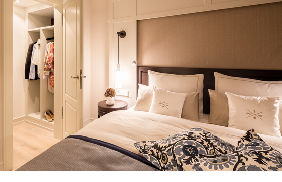 Schlafzimmer mit Bett in einer Gartensuite Plus des Hotel Severin*s auf Sylt